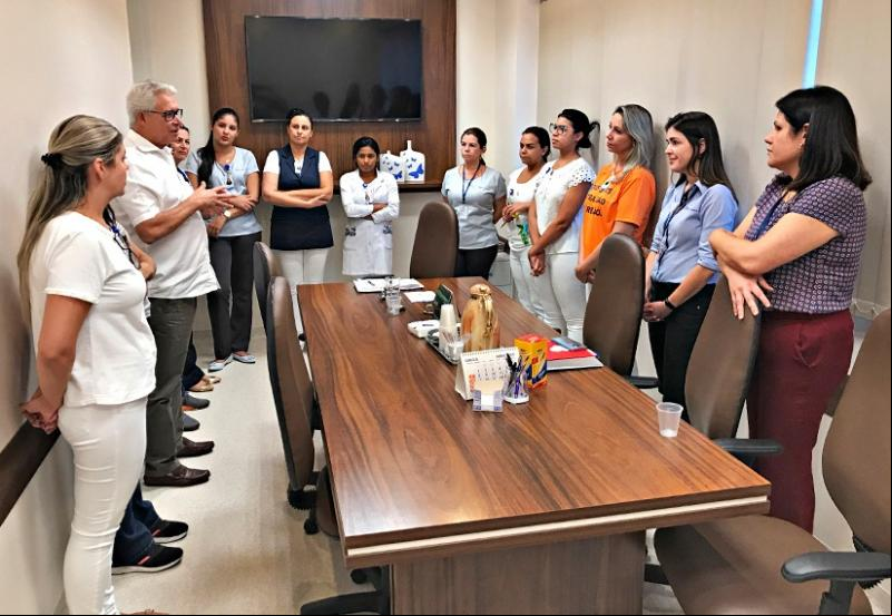 O presidente do HRP (Hospital Regional do Câncer de Presidente Prudente), lino Magalhães, junto às gerências da entidade e da Santa Casa de Misericórdia