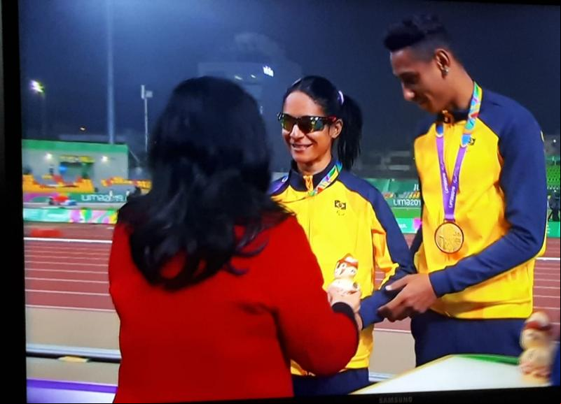 Reprodução: Momento em que Jerusa e Gabriel recebem a medalha de ouro pelos 100m