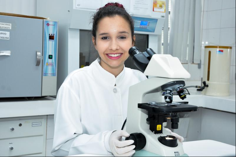 João Paulo Barbosa - Isabela, de 16 anos, faz pesquisa científica junto ao curso de Biomedicina, na Unoeste