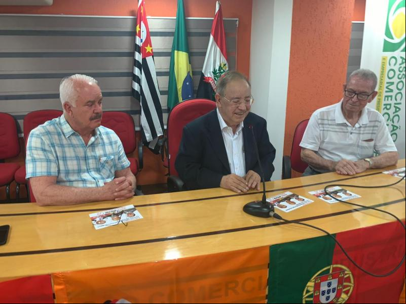 Sinomar Calmona: Cônsul de Portugal, João de Caldas Fernandes, ladeado pelo cônsul honorário, Ricardo Anderson Ribeiro, e Amadeu de Jesus Videira, português radicado no Brasil há 68 anos