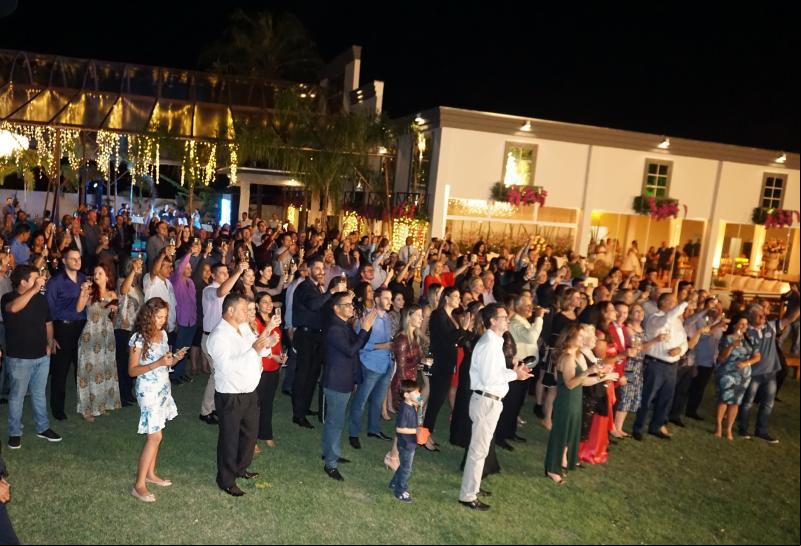 Convidados brindam ao sucesso do Palazzo Salvattori