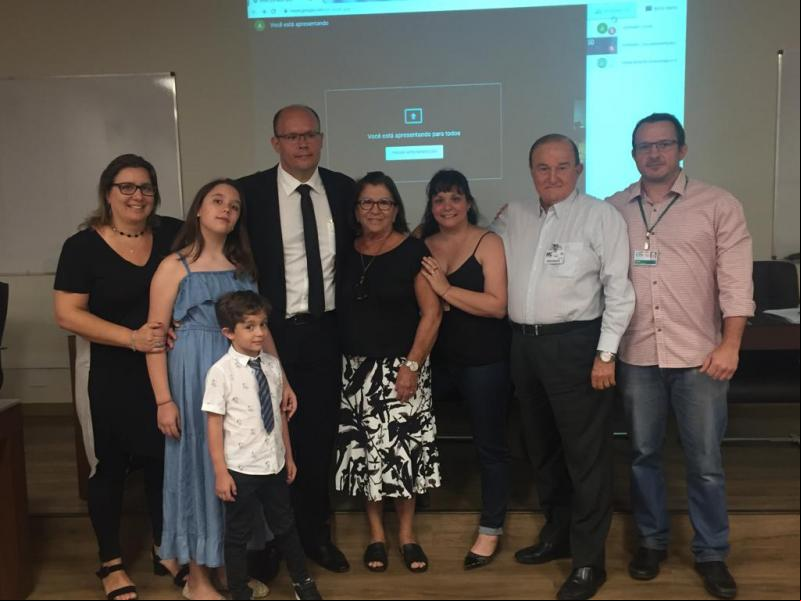 Marcelo Guimarães Tiezzi, ladeado pela esposa Maria Paola Piccarolo Cerávolo, sua mãe Ligia Guimarães Tiezzi, sua cunhada Maria Fernanda, seu tio Antonio de Figueiredo Feitosa e o irmão Daniel Guimarães Tiezzi