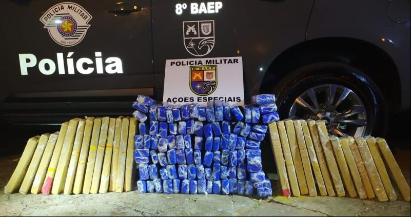 Cedida - Grande quantidade de maconha foi localizada pelos policiais em duas ocorrências distintas