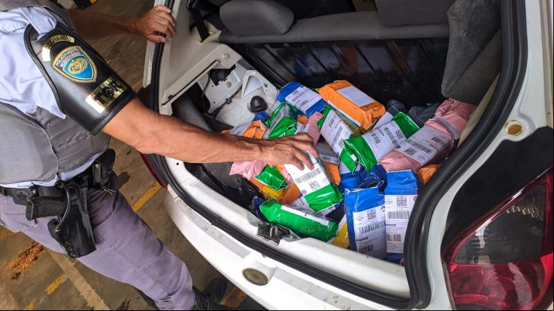 Polícia Militar Rodoviária - Aparelhos estavam distribuídos no porta-malas, sob o  dianteiro e lateral traseira