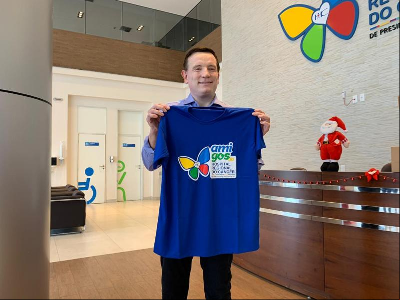 ​​​​​​​PERSONALIDADE O jornalista Roberto Cabrini visitou o Hospital Regional do Câncer e vestiu a camisa do HRP