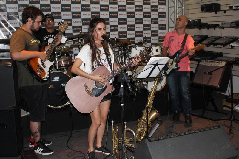 Fernanda Lessa, da banda The WichBanda, Tiago Faustino (bateria), Laerte Lima (guitarra) e Bruninho (baixo), tocaram só para os colegas, sábado na Auditech Music Store