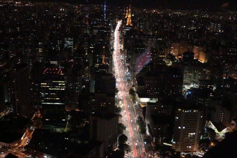 Josua Soares dos Santos: Avenida Paulista vista a noite, durante o eio de helicóptero