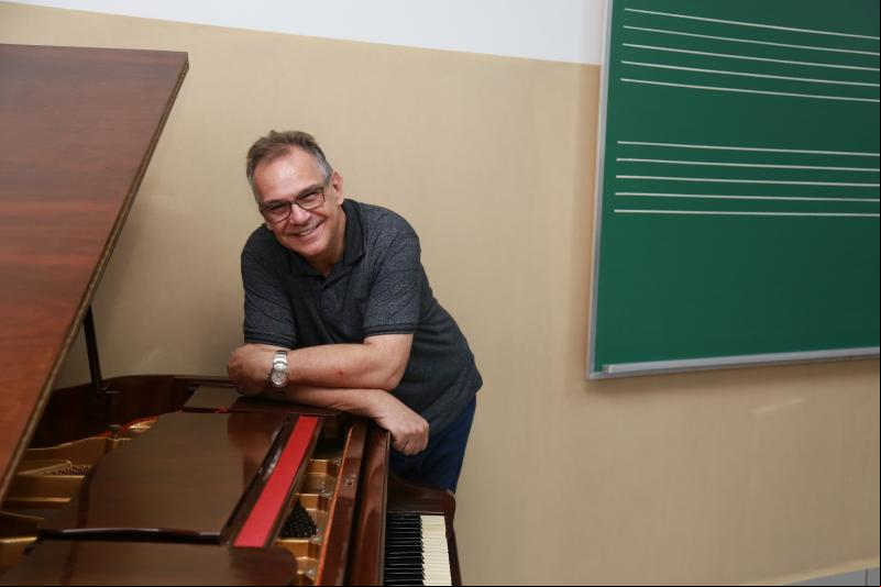 Isadora Crivelli - Valter Trevisan: "Feliz pelo reconhecimento proporcionado pela Academia de Música do Brasil"
