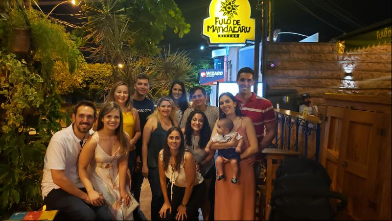 Fernanda e Diogo Pernas, com a equipe da clínica Pact, em confraternização no Fulô de Mandacaru