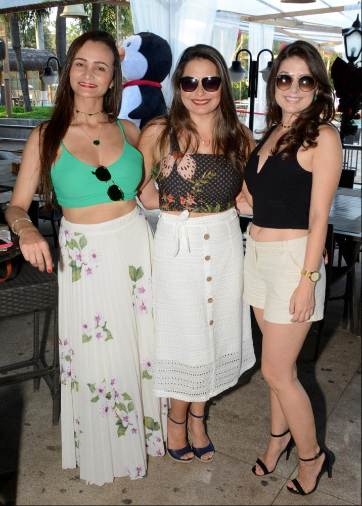 Maria Ramos, Elen Gasparini e Elisabete Gasparini, na festa de pré réveillon do Ibiza
