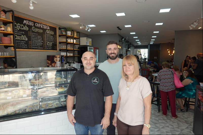 Dona Dirce, o filho Rodrigo de Freitas e o genro Alexandre Espigaroli abriram o Café 9 de Julho, que já é sucesso no Calçadão
