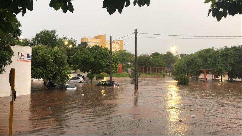 Diogo Ribeiro/Cedida - Chuva intensa na tarde de ontem voltou a alagar o Parque do Povo, provocando prejuízos