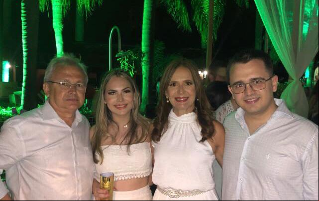 Donizete Meira e Angelina, com a filha Isabela, que ser forma em Direito no ano que vem, e o filho Donizete Junior, que acaba de ser aprovado em primeiro lugar para a segunda residência médica, agora na área de Cirurgia Digestiva