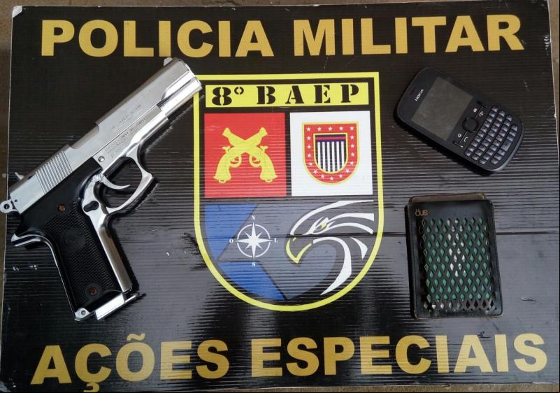 Foto: Polícia Militar - Objetos indicados pelo autor dos roubos aos policiais
