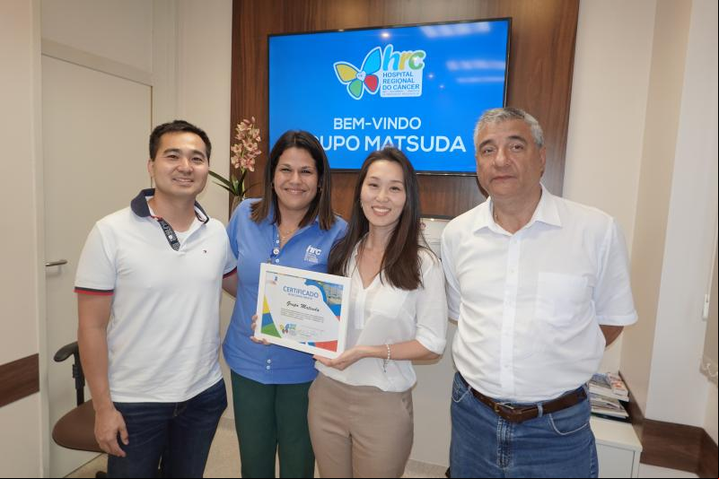 Josiane Salisso, diretora geral do Hospital Regional do Câncer, entregou homenagem a Aline Matsuda, Leonardo Matsuda e Alimar Francisco da Silva, uma póstuma a Jorge Matsuda