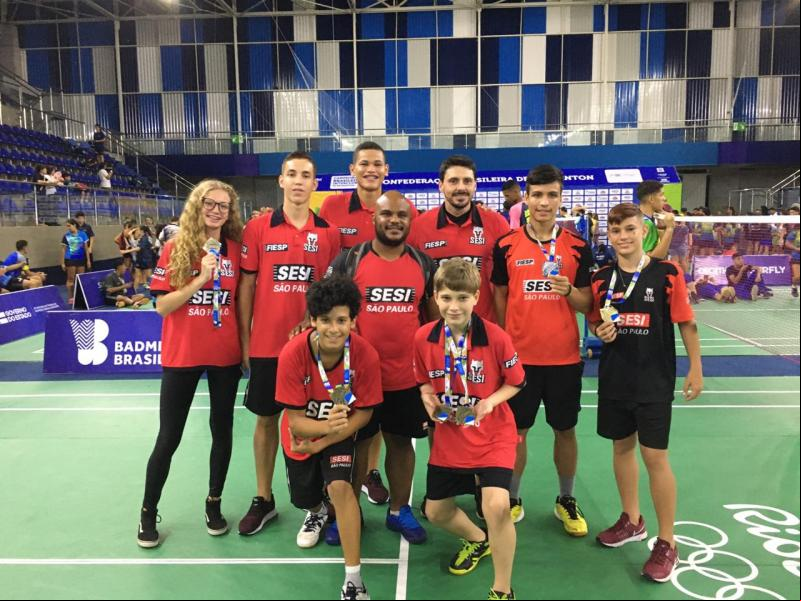 Foto: Cedida - Btonistas do Sesi exibem suas medalhas conquistadas, em Salvador, na Bahia