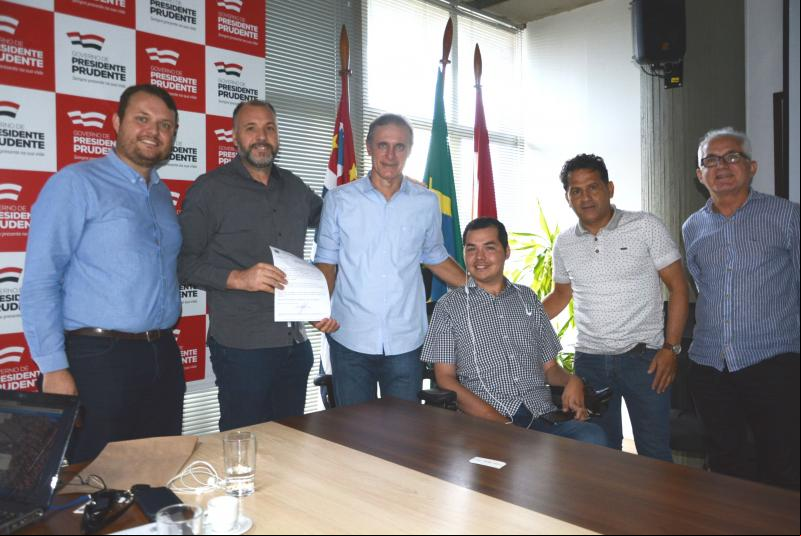 Foto: Guto Nogaroli e Rodrigo Machado, sócio-diretor e gerente de expansão da Rede “Amigão Supermercados”, são recebidos no gabinete do prefeito Bugalho