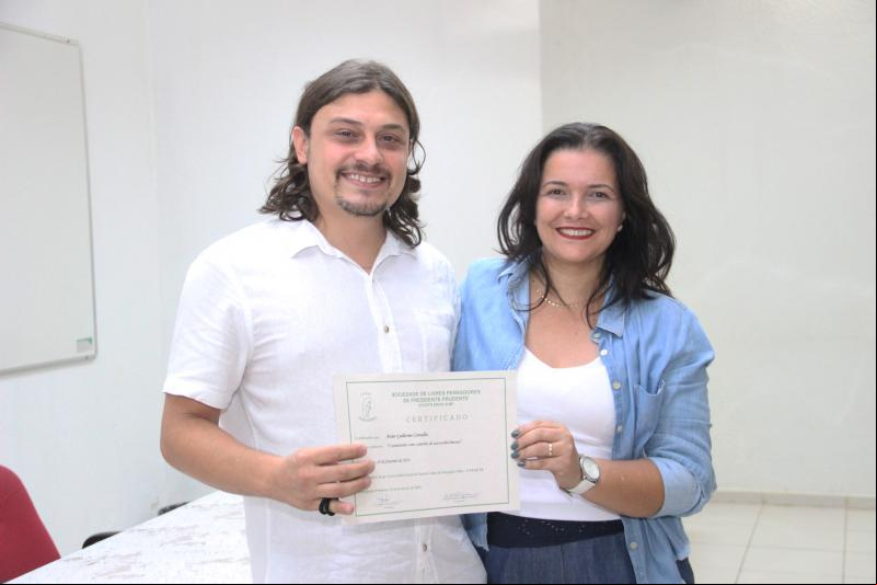 Foto:  A anfitriã dos Livres Pensadores, Cristiane Madeira, e o psicanalista Guilherme Carvalho, que falou sobre Xamanismo, no último sábado (29)