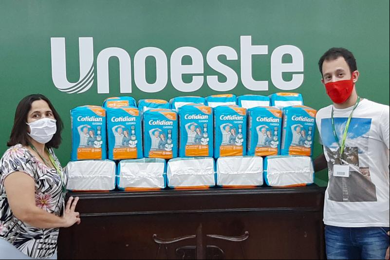 Professora Luciana Lima e o presidente do Centro Acadêmico, João Pedro Martins